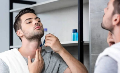 刮胡子前用热毛巾敷会好刮点吗(用热毛巾敷胡子后能用电动刮胡刀刮吗)