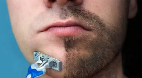 刮胡子前用热毛巾敷会好刮点吗(用热毛巾敷胡子后能用电动刮胡刀刮吗)