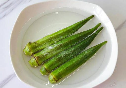 秋葵焯水切开还是不切(秋葵切好了用水焯可以吗)