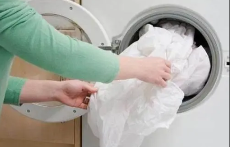 血桃汁弄到衣服上能洗掉吗(衣服上染上桃汁了怎么清洗) 血桃汁弄到衣服上能洗掉吗(衣服上染上桃汁了怎么清洗)