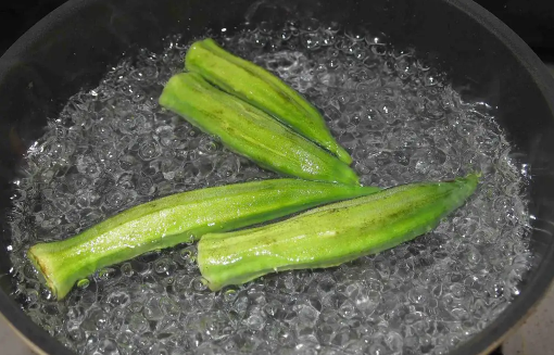 秋葵焯水为什么要放油(秋葵焯水放油有什么作用)