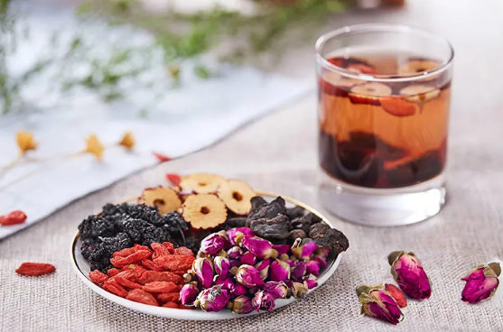 桑葚干可以和玫瑰花一起泡吗(玫瑰花和干桑葚泡水可以吗)