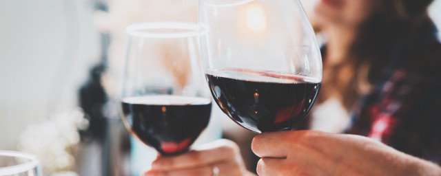 红酒是不是可以直接倒杯子里可以醒酒(红酒倒红酒杯可以醒酒吗)