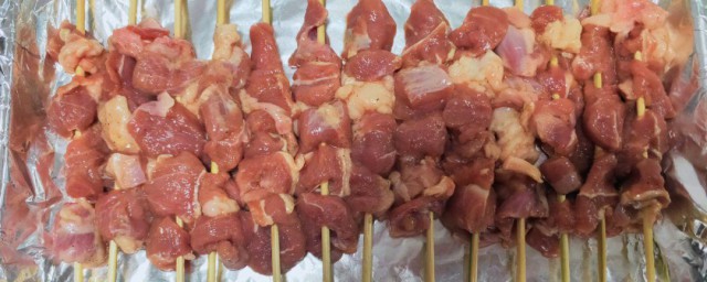 烧烤肉串怎么腌制(烧烤牛肉串怎么腌制)