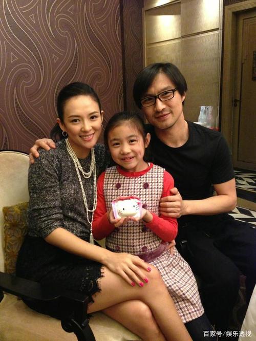 走光图，女生游泳时泳衣掉了