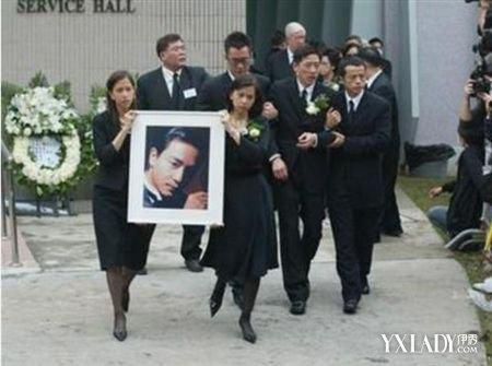 张曼玉回忆张国荣，梅艳芳谈张国荣(张国荣心疼梅艳芳)