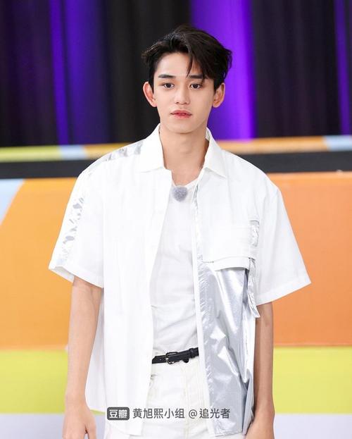 黄旭熙事件,黄明昊裤子突出(黄明昊破洞裤)