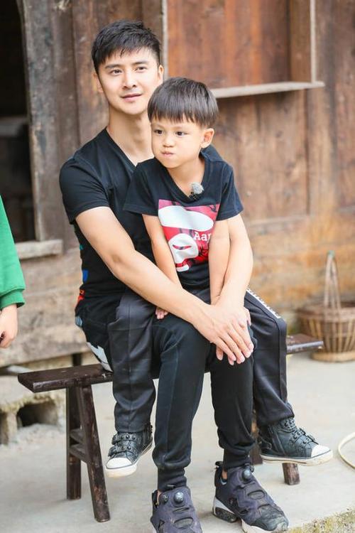 田亮有几个孩子，田亮女儿被学校开(田亮的小儿子)