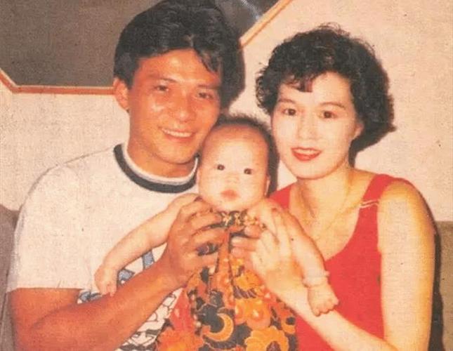 黄芷晴,甄妮(甄妮 甄珍)