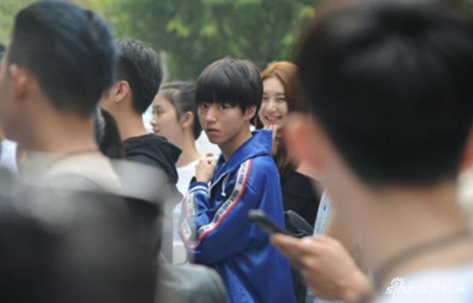 王俊凯尴尬被求婚，王俊凯女朋友照(王俊凯求婚现场)