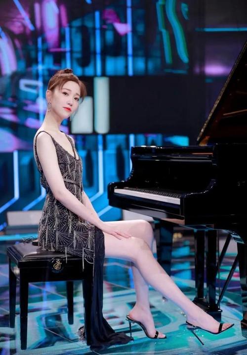 张纯烨，蒙面唱将女主持人(蒙面唱将评委席美女张纯)