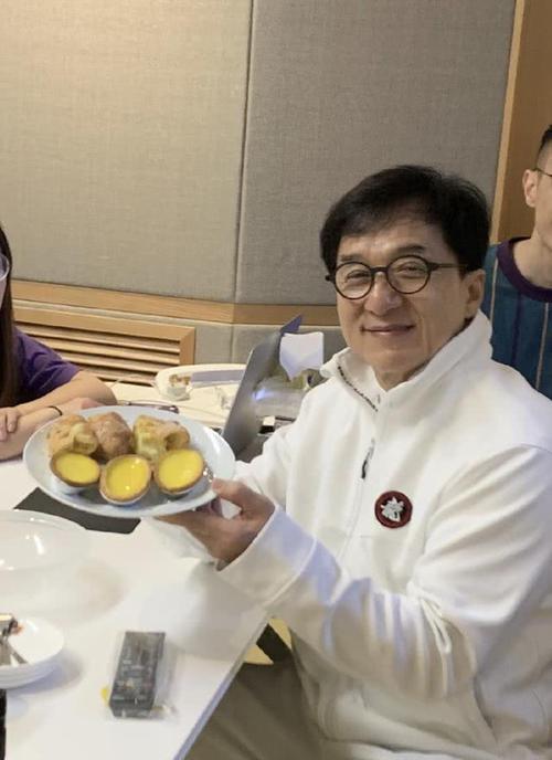 成龙生日会，成龙60岁生日宴会(成龙生日宴会现场视频)