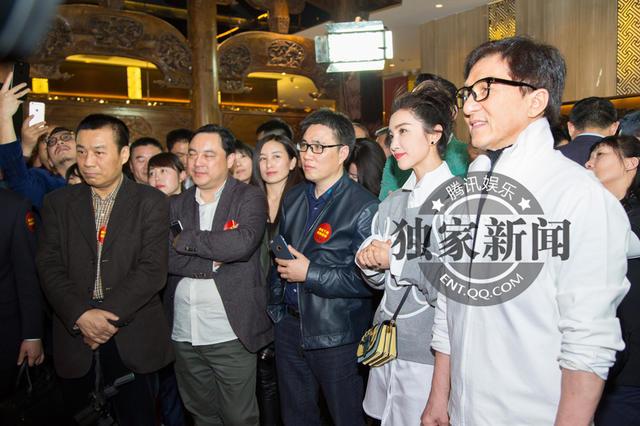 成龙生日会，成龙60岁生日宴会(成龙生日宴会现场视频)