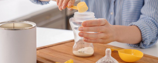 冲奶粉的正确方法是什么(如何冲奶粉才是正确的)