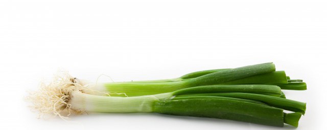 葱白煮水的好处与注意事项(葱煮白开水有什么作用)