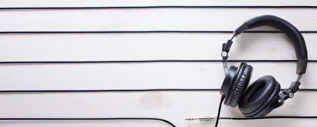 就让我们望着天空带着笑容完整歌词(歌词天空在微笑)