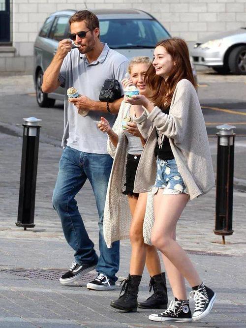 保罗沃克女友，保罗沃克的女友(保罗沃克母亲)