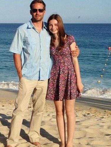 保罗沃克女友，保罗沃克的女友(保罗沃克母亲)