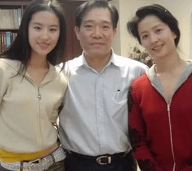 刘亦菲的干爹陈金飞，黄晓明参加刘(陈金飞是刘亦菲的)