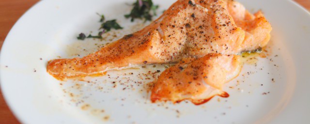 三文鱼的功效与禁忌有哪些呢(三文鱼的功效与作用及食用方法)