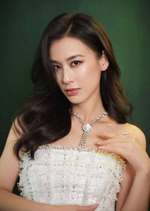 黄圣依高开叉短裙，黄圣依柳生雪姬(黄圣依白裙)