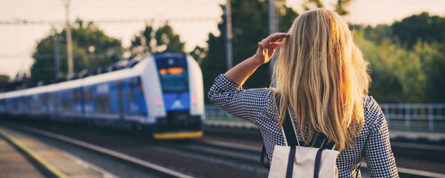 铁轨下面铺石子的原因(为什么铁轨下铺石子)