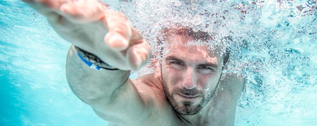 关于游泳的文案(关于游泳的文案句子)