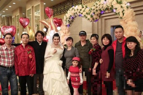 朋友结婚可以穿一身黑色吗(别人结婚可以穿一身黑色吗)