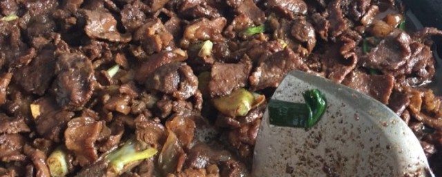 红烧牛肉的简单做法(红烧牛肉的具体做法)