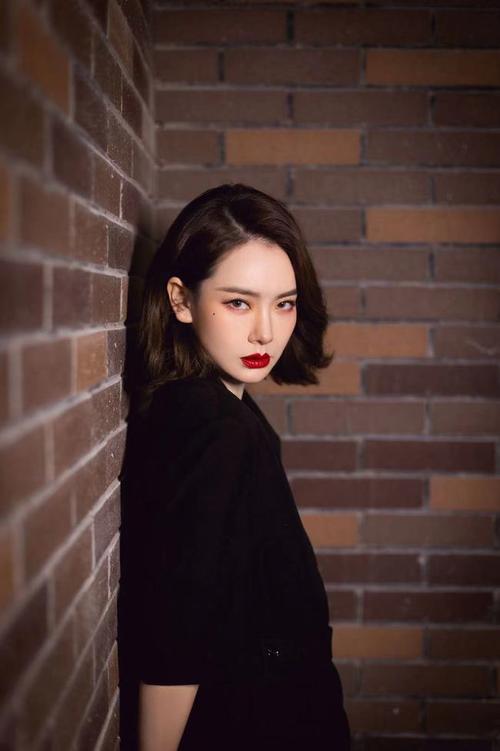 戚薇短发图片，2021年流行的发(戚薇发型 短发)