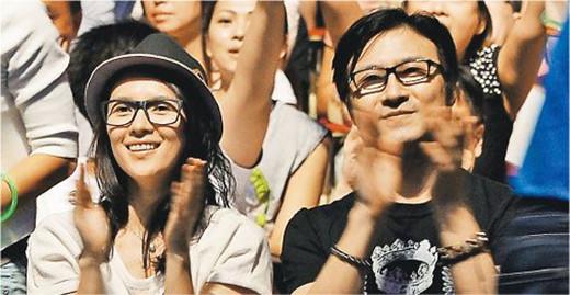 章子怡沙滩，霍启山(章子怡与霍启山照片)