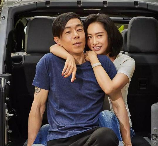 朱茵老公黄贯中，朱茵老公叫什么(香港演员朱茵老公黄贯中照片)