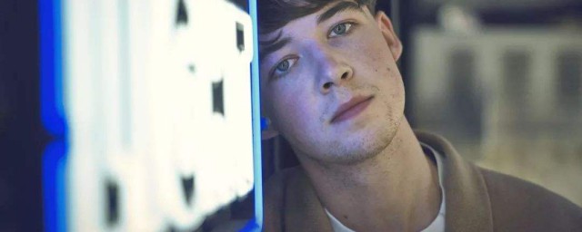 夸奖一个男人有才华的句子有哪些(夸一个男人才华横溢的句子)