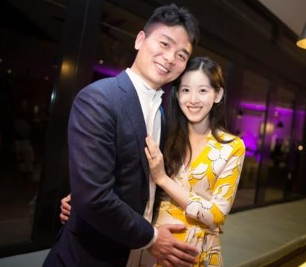 奶茶妹妹走红照片,章泽天捧奶茶图(奶茶妹 章天泽) 奶茶妹妹走红照片,章泽天捧奶茶图(奶茶妹 章天泽)