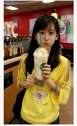 奶茶妹妹走红照片，章泽天捧奶茶图(奶茶妹 章天泽)