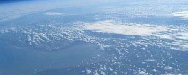 大气压随高度的增加而减小(大气压随高度的增加而减小这句话对吗)