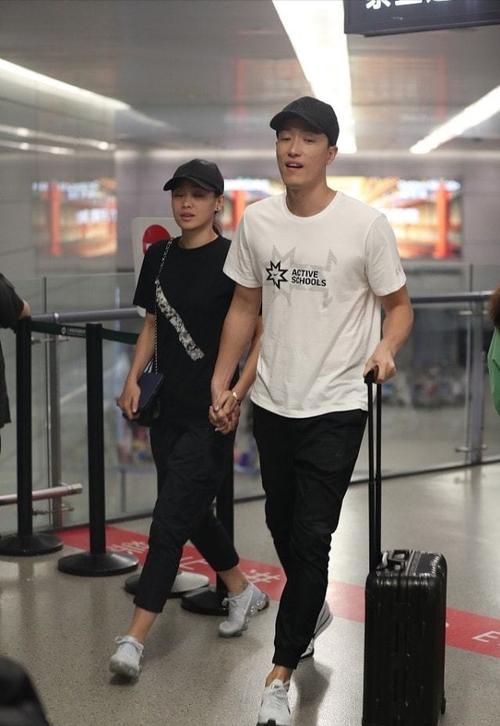 刘翔与女友秀恩爱，刘翔和老婆照片(刘翔和前女友)