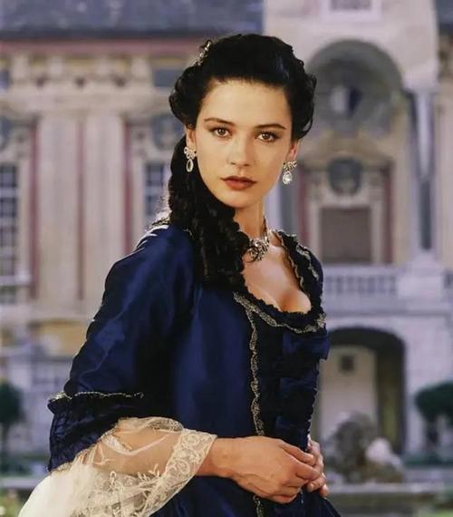 凯瑟琳泽塔琼斯,凯特·温丝莱特(凯瑟琳泽塔琼斯简介)