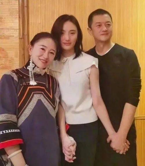 李亚鹏女友近照，李亚鹏现任女友(李亚鹏女友近况最新消息)