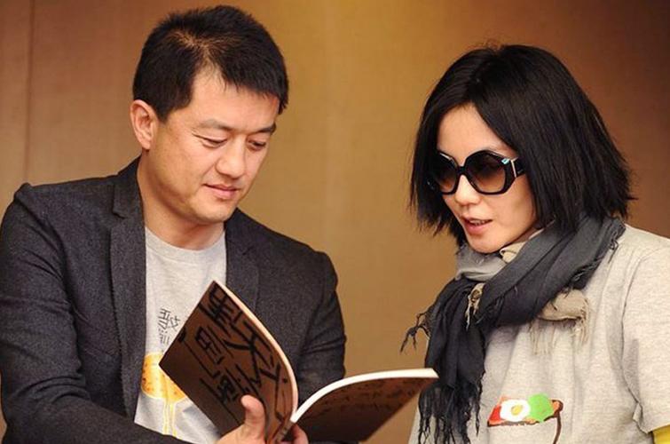 王菲李亚鹏离婚内幕，王菲怎么会看(李亚鹏和王菲最近情况)