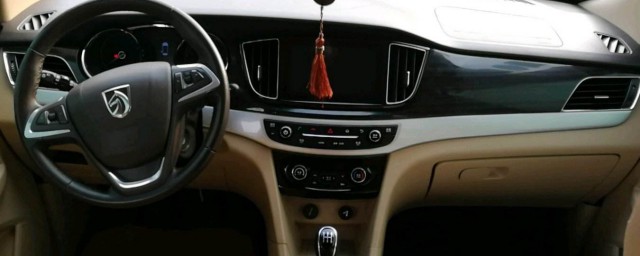 拆汽车的工作台不是一件容易的事情(汽车工作台拆装)