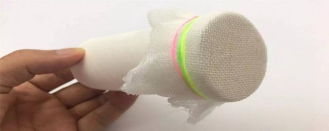 纱布附着在瓶口不会露出来的三个原因(纱布包住瓶口水不漏)