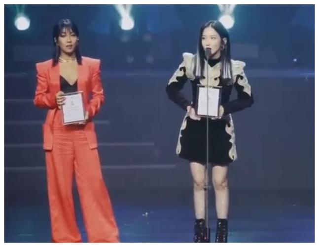 孟美岐牛奶照是什么，孟美岐牛奶照(孟美岐牛奶浇身图片大全)