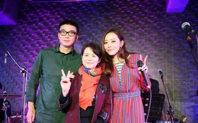 张靓颖为冯珂打阴环，杨澜跟过几个(张靓颖为了冯珂打)