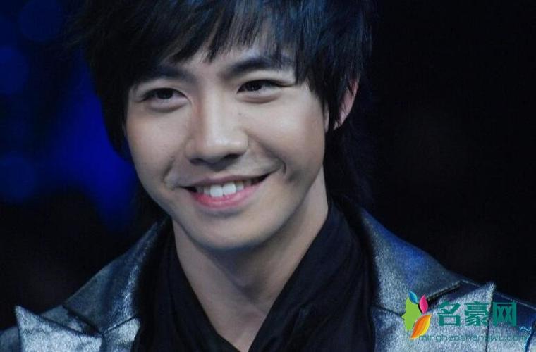 俞灏明烧伤复出图片，俞灏明烧伤恢(俞灏明烧伤是怎么回事)