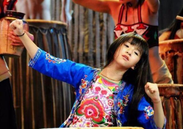 小彩旗素颜，刘亦菲素颜(刘亦菲大方晒素颜照)