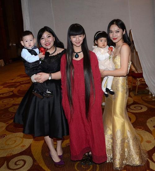 小彩旗素颜，刘亦菲素颜(刘亦菲大方晒素颜照)