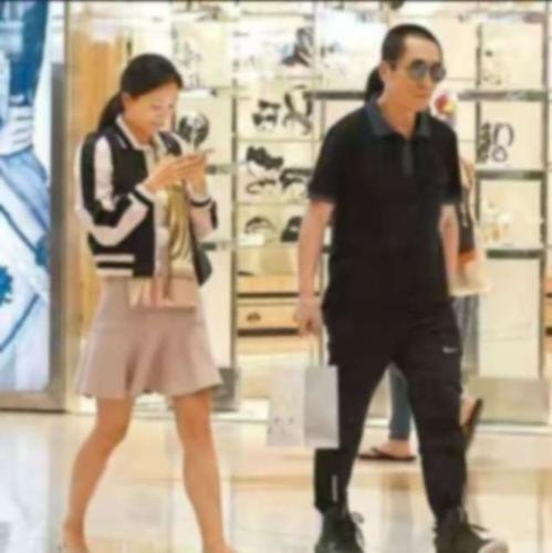 陈婷和张艺谋结婚照,陈婷全家照(陈婷张艺谋妻子的个人照片)