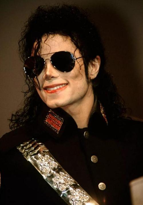 迈克尔杰克逊怎么死的,迈克杰克逊(迈克杰克逊是咋死的)