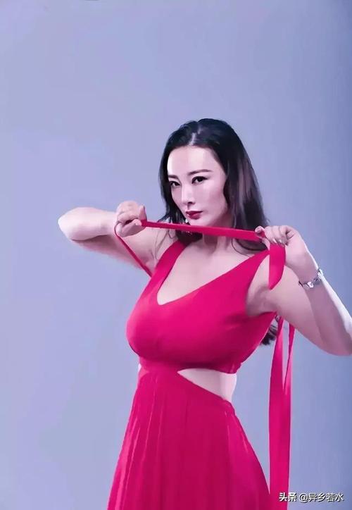 王李丹妮胸围，李斯丹妮最近还参加